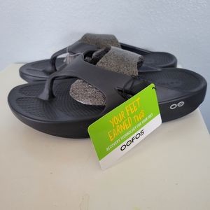 OOFOS  sports recovery sandal